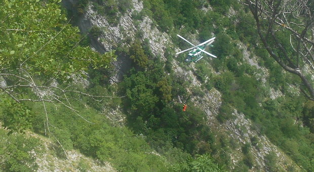 Apecchio, scivola sul sentiero e precipita nel dirupo: salvato con gli elicotteri