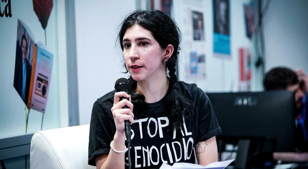 Elena Cecchettin contro il patriarcato: «Ci vogliono zitte, dobbiamo essere rivoluzionarie». Una donna la contesta con un rosario in mano