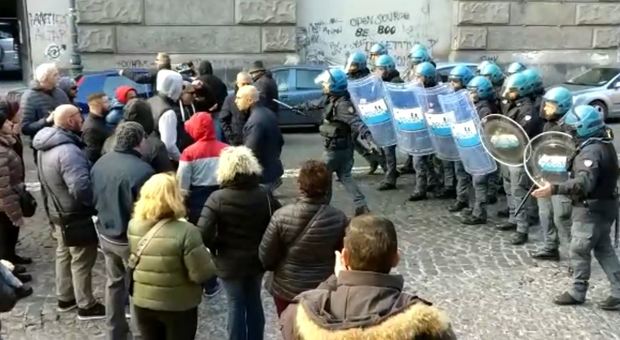 Napoli, tornano in piazza i disoccupati organizzati: protesta davanti al Castel dell'Ovo