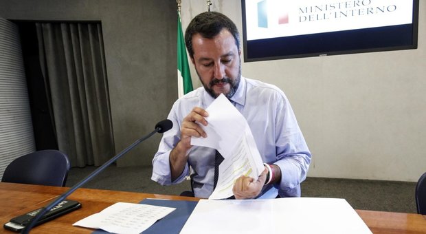 Salvini «papà di 60 milioni di italiani». L'uscita del vicepremier scatena l'ironia social