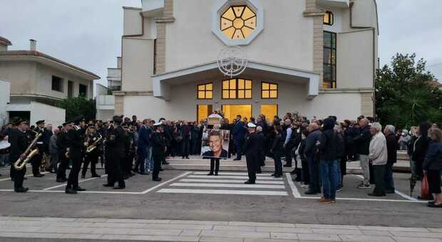 "Bella ciao" e folla commossa per l'addio ad Abaterusso. D'Alema: «Amico sincero»