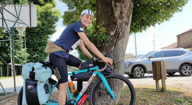 Giulia Baroncini, 33 anni, con la bicicletta con la quale pedalerà fino a Chicago negli Stati Uniti