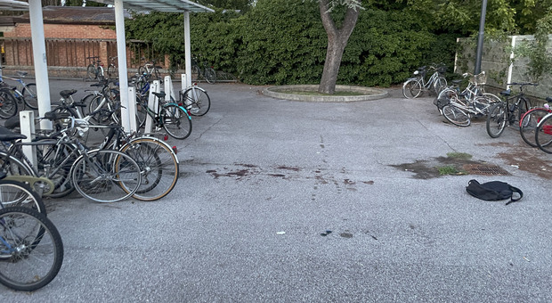 Lo stallo delle biciclette dove è avvenuto l'accoltellamento presso la stazione di Rovigo
