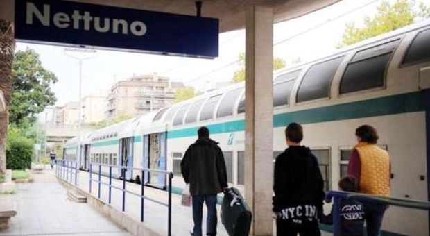 Nettuno, vandali devastano due vagoni del treno: carrozze chiuse e disagi per i passeggeri