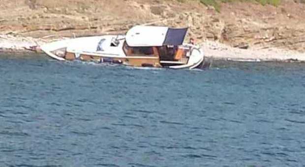 Imbarcazione incagliata a Punta Licosa, salvi gli occupanti