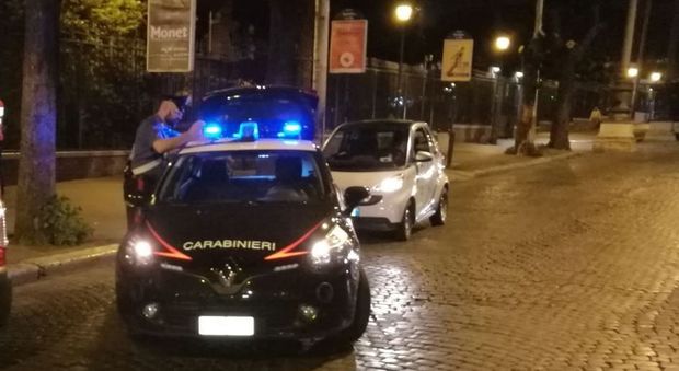 Roma, guida senza patente e nasconde droga in casa: arrestato un trentenne romano