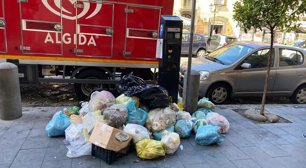 Mancata raccolta, Torre del Greco si risveglia sommersa dai rifiuti
