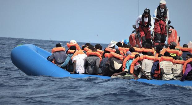 Migranti, nuovo sbarco nel porto di Crotone: sono 39 iracheni soccorsi a largo