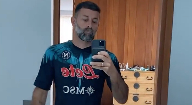 Burlon con la maglia del Napoli: è in vendita per i tifosi a 210 euro
