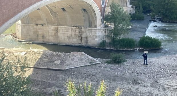 Bomba a mano ritrovata sotto il ponte sul fiume Calore a Benevento