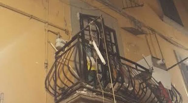 Napoli. Tragedia sfiorata in vico Tre Re: crollati due balconi |Video
