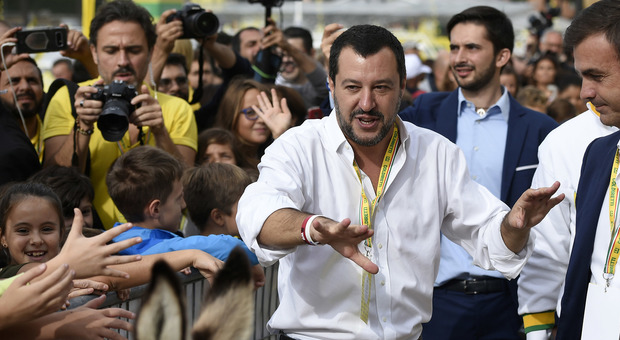 Migranti sui charter dalla Germania, Salvini: «Chiudiamo anche gli aeroporti»