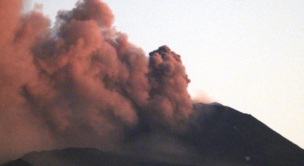 Etna in eruzione, nube di cenere alta 4.500 metri