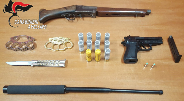 Armi e munizioni rubate nascoste in camera da letto, 25enne in manette