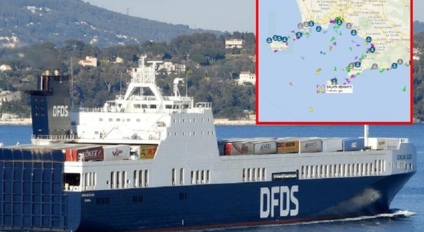 Nave sequestrata da migranti al largo di Napoli: intervengono le forze speciali per liberarla