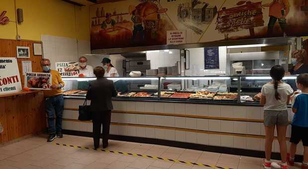 La pizzera La Focaccia ha ripreso l'attività, ma i dipendenti ancora attendono la cassa