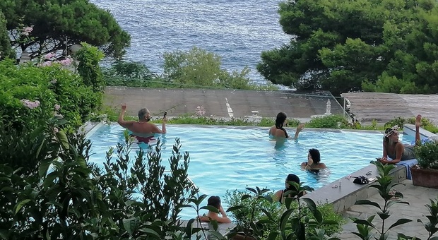 Belen e Cecilia Rodriguez a Capri, relax a bordo piscina al tramonto