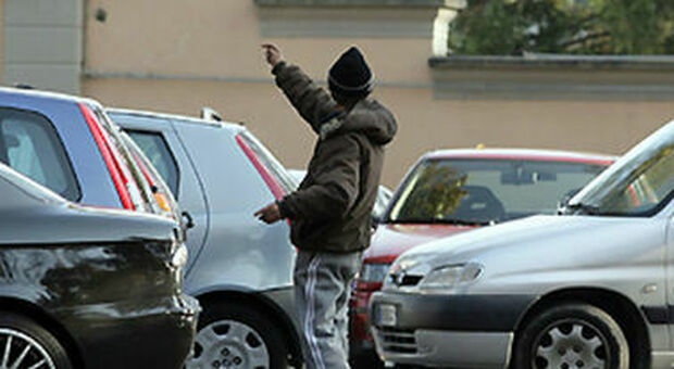 Parcheggiatore abusivo multato a Napoli, tenta il suicidio in caserma