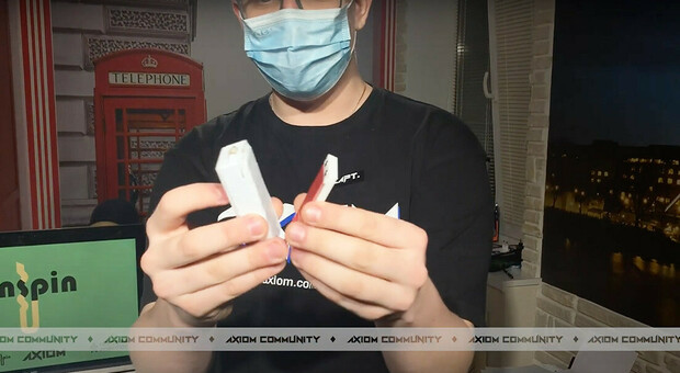 Un adolescente russo ha ideato un dispositivo che avverte quando è necessario sostituire la mascherina