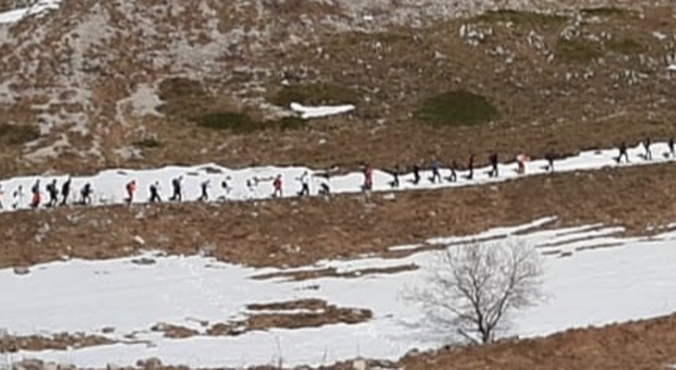 La lunga coda di escursionisti per raggiungere i siti di interesse