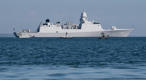 Aerei russi sfiorano le navi della Nato sul Mar Baltico, l'Alleanza: «Mossa pericolosa»
