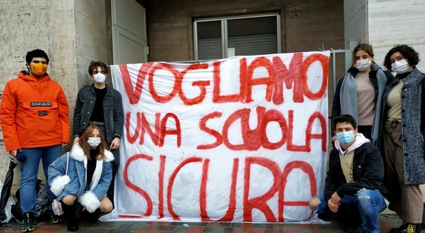 Studenti e studentesse davanti le scuole di Rieti e del Lazio per chiedere “la scuola sicura”