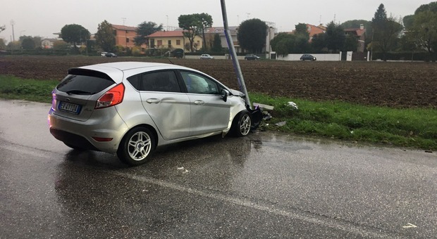 Con la macchina contro un palo a Fano, ferita automobilista 18enne: illesa (ma sotto choc) la sorellina