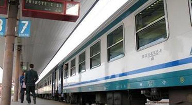Si lancia sotto un treno, linea Fs in tilt a Sacile: pendolari bloccati