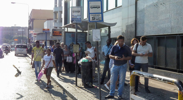 Trasporti Napoli, fermo 1 bus su 3 i disagi per lo sciopero | Foto