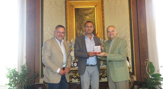 «Portiere dell'anno», medaglia del sindaco ad uno dei premiati napoletani