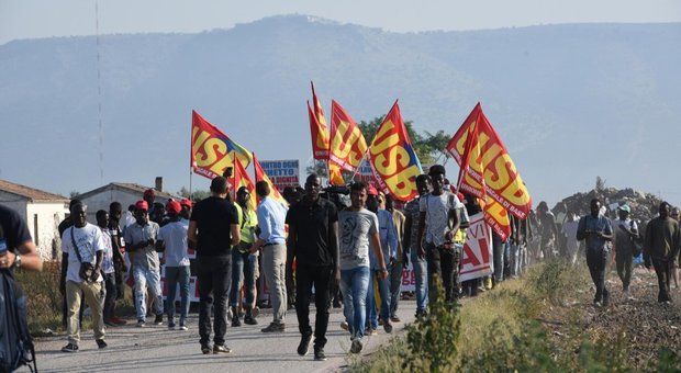 Strage dei braccianti a Foggia, berretti rossi in marcia: «Schiavi mai»