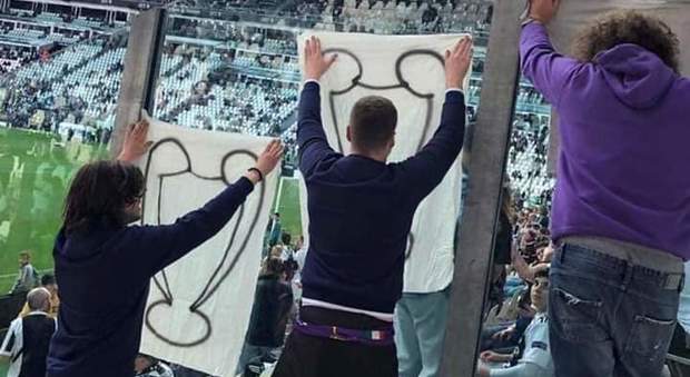 Juventus, lo sfottò dei fiorentini: Champions affisse allo Stadium