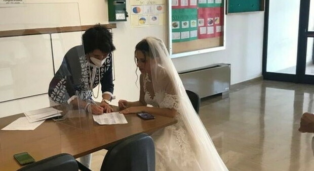 Prima di sposarsi in Chiesa, va a firmare la presa di servizio dell'incarico annuale da docente di matematica