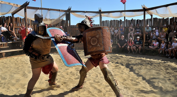Gladiatori e vestali: il fascino degli antichi romani torna a rivivere nel parco a tema "Roma World"