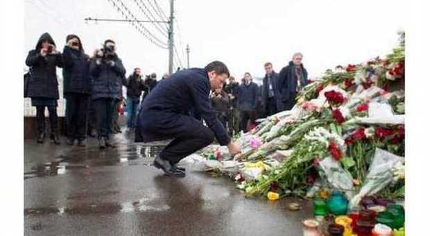 Renzi depone i fiori sul ponte dove è stato ucciso Boris Nemtsov (Twitter)