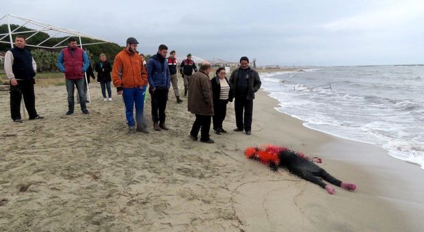 Migranti, nuovo orrore in Turchia: 36 corpi sulla spiaggia, anche bimbi. Neonato muore di freddo