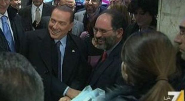 Berlusconi scherza e fa il gesto delle manette con Ingroia