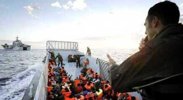 Raggiunto il barcone alla deriva da 24 ore: migranti in salvo