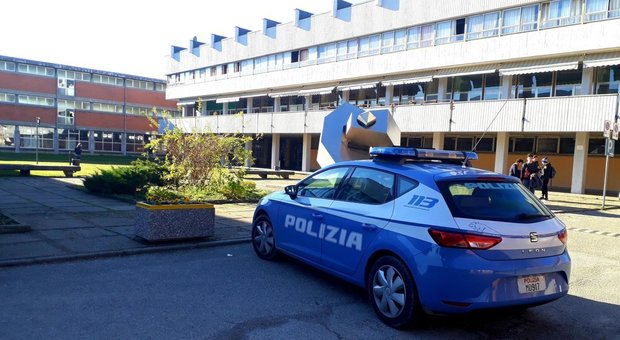 Spray urticante in una scuola a Pavia: trenta studenti intossicati