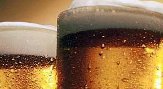 Ragazzino beve birra, genitori chiamano la polizia: «Fatelo smettere». Ma ha già 18 anni
