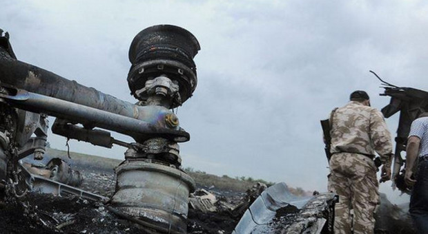 Precipita aereo di linea malese, abbattuto da un missile al confine tra Ucraina e Russia: 295 morti