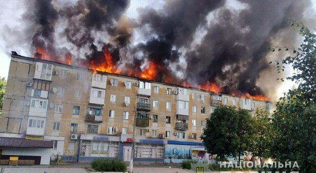 Ucraina, il Donetsk sotto le bombe. Nuova armi a Kiev dagli Stati Uniti