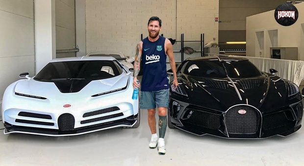 Lionel Messi con due suoi gioielli a quattro ruote