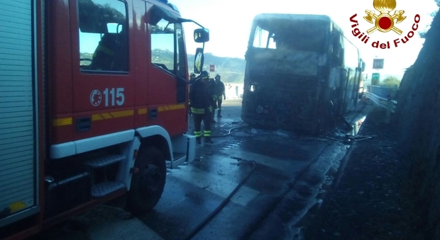 Bus di pellegrini va in fiamme, paura sull'A16: "Tutti salvi"