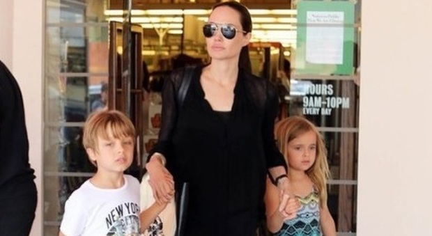 Jolie-Pitt, "La figlia Shiloh transgender: cure ormonali a 11 anni"