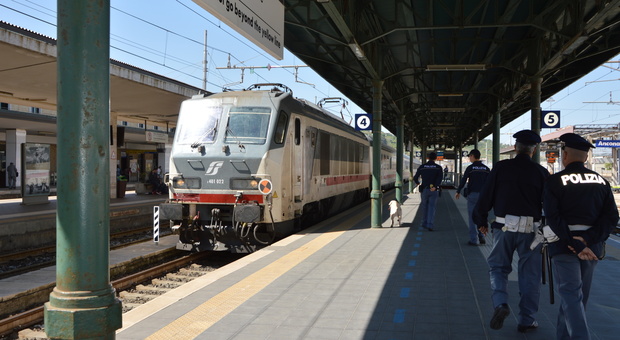 Minore in fuga da Trieste rintracciata alla stazione. Arrestato un 40enne