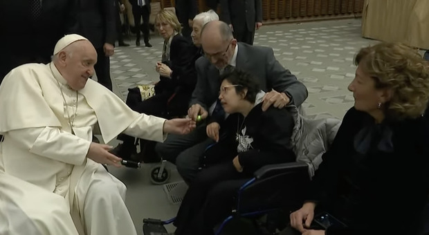 Papa Francesco alla Rai: «Fate contenuti, non inseguite ascolti» poi dice: «Un tempo si usava la sedia gestatoria ora la sedia a rotelle»
