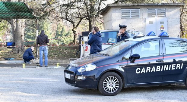 Torino, sparatoria al distributore di benzina: due feriti, banditi in fuga
