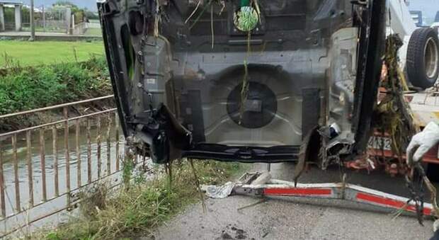 Auto gettata nel Rio Sguazzatoio ad Angri: fatta recuperare dai carabinieri