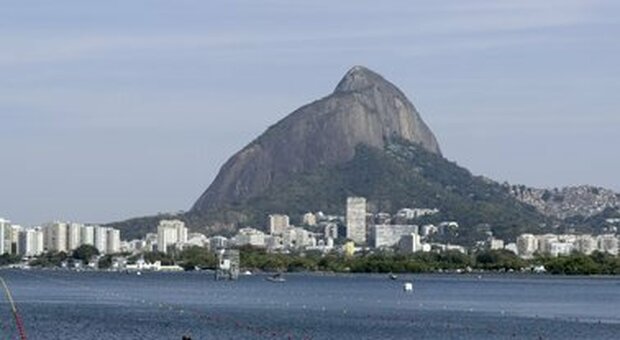 Covid, Rio autorizza pubblico allo stadio per partita di calcio: decisione del sindaco criticata dagli esperti